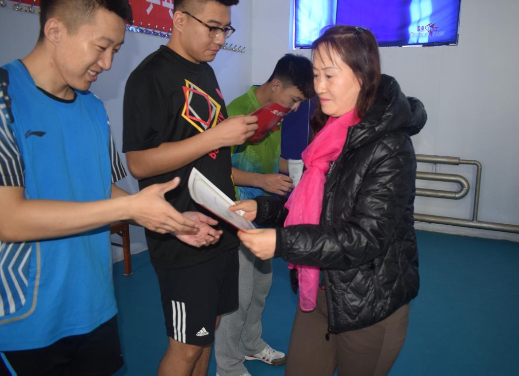 图 张书记颁发奖状
