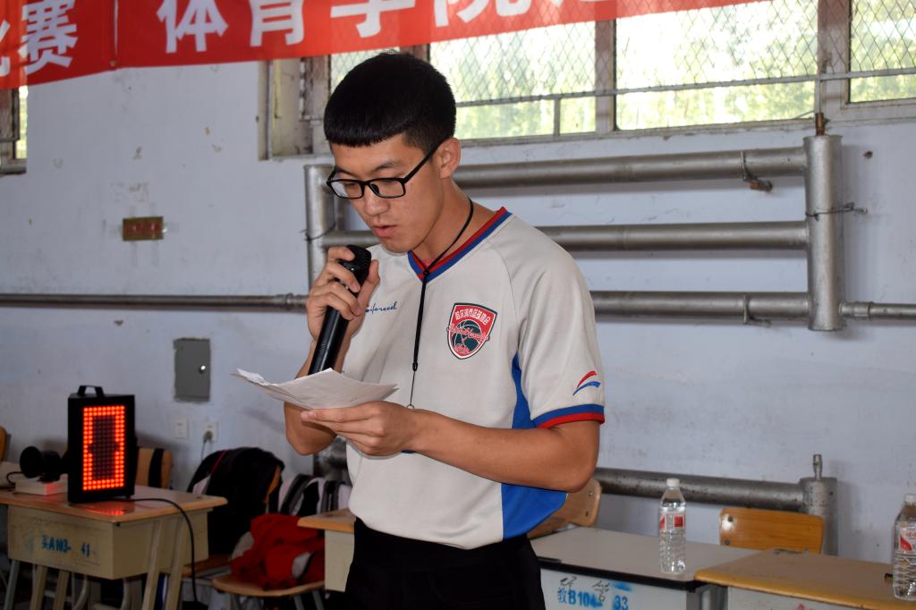 图2为裁判员代表宣誓